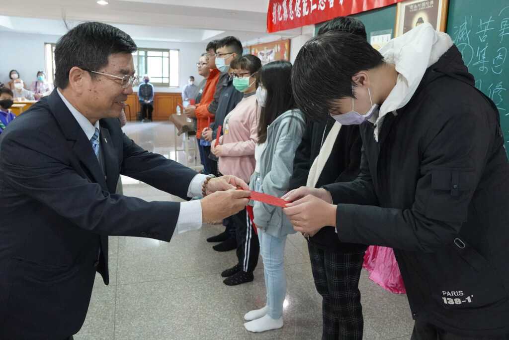 ▲大葉大學校友總會前理事長蔡啟仲(左)頒發慧德能仁慈善會獎學金給大葉大學學生。（記者林郁芯翻攝）